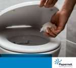 l'immagine mostra una mano che sta gettando in un wc una palla di carta igienica ecologica attiva biotech