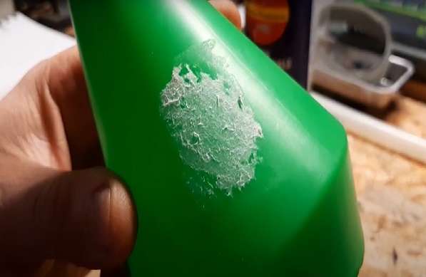 Rimuovi colla e adesivi da superfici in plastica.